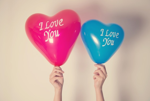 Foto hand, die ballon und text ich liebe dich mit retro- filtereffekt hält