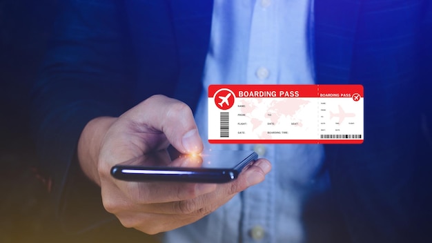 Hand, die Bordkartentickets Flugreisekonzept hält Auswahl der Überprüfung des elektronischen Flugtickets auf dem Smartphone