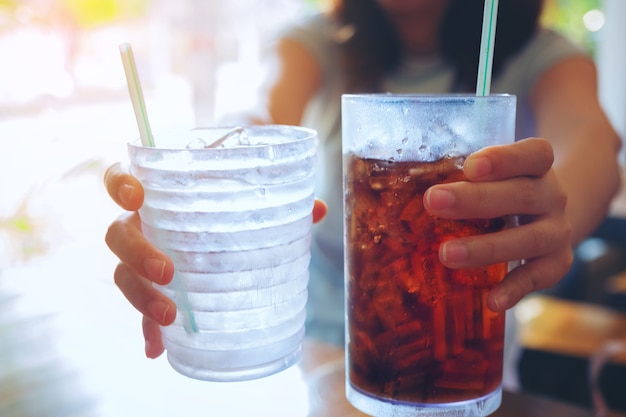 Hand, die das Glas des alkoholfreien Getränkes hält