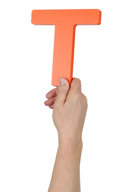 Hand, die den Buchstaben T aus dem Alphabet hält