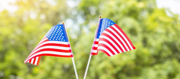 Hand, die die Flagge der Vereinigten Staaten von Amerika auf grünem Hintergrund hält USA-Feiertag von Veterans Memorial Independence Fourth of July and Labor Day Concept