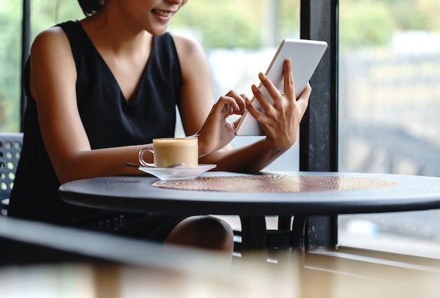 Hand, die digitalen Tablettenstadtlebensstil anhält