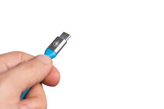 Hand, die ein blaues USB-C-Kabel auf weißem Hintergrund hält.