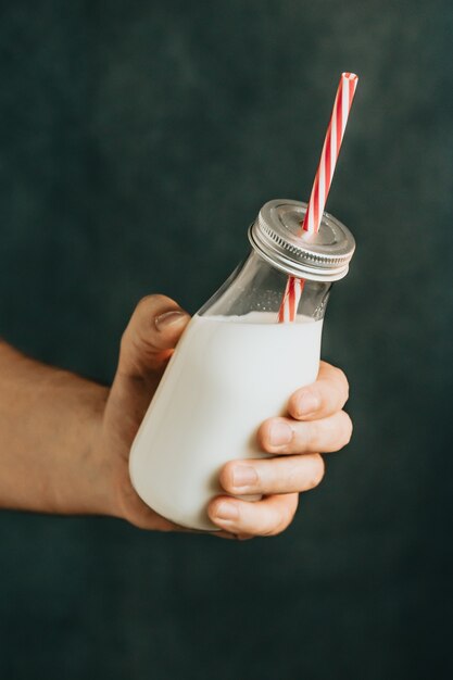 Hand, die ein Milchshake-Sommerkonzept hält