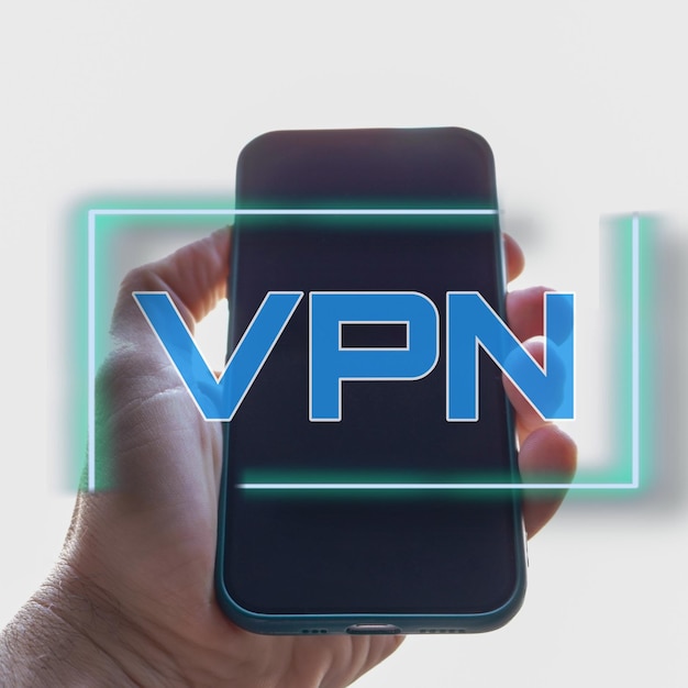 Hand, die ein Smartphone mit VPN-Symbol hält