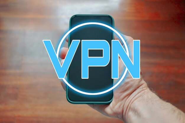 Hand, die ein Smartphone mit VPN-Symbol hält