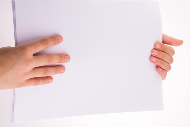 Foto hand, die ein weißes leeres blatt papier hält