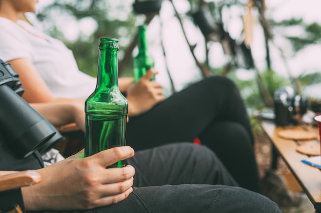 Hand, die eine grüne Getränkeflasche hält