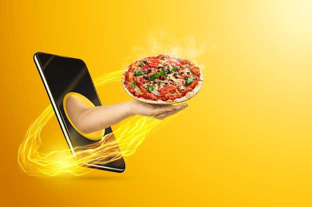 Hand, die eine Pizza durch ein Smartphone hält