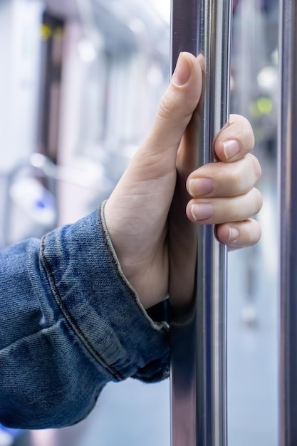 Hand, die eine Stange in einem Zug hält