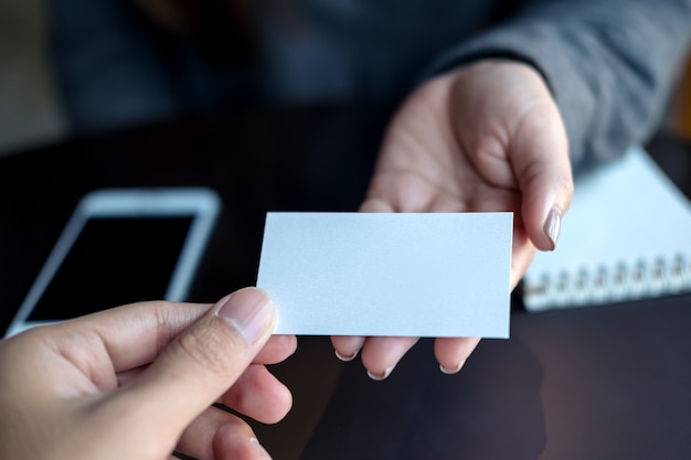 Foto hand, die eine visitenkarte anhält