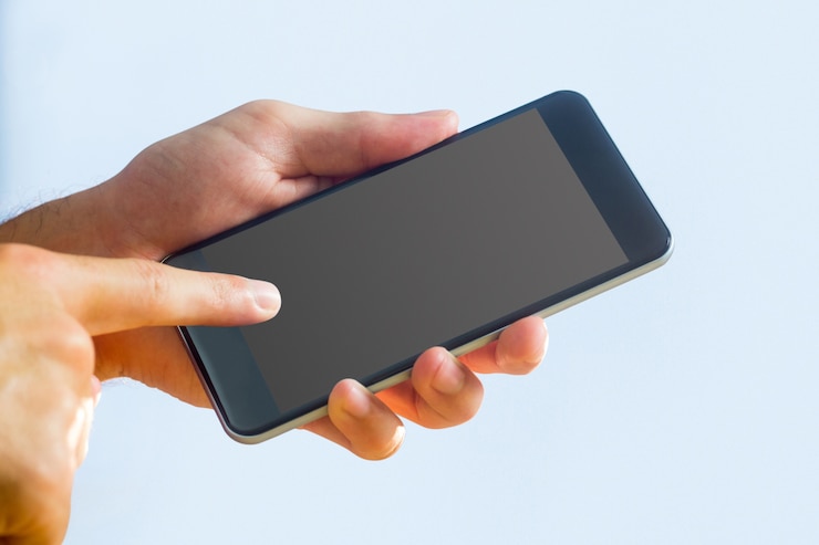 Foto hand, die einen schwarzen smartphone anhält