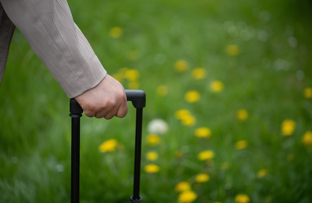 Hand, die einen trolley-taschengriff hält