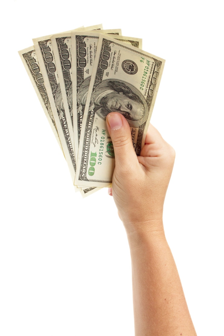 Foto hand, die geld in dollar isoliert hält