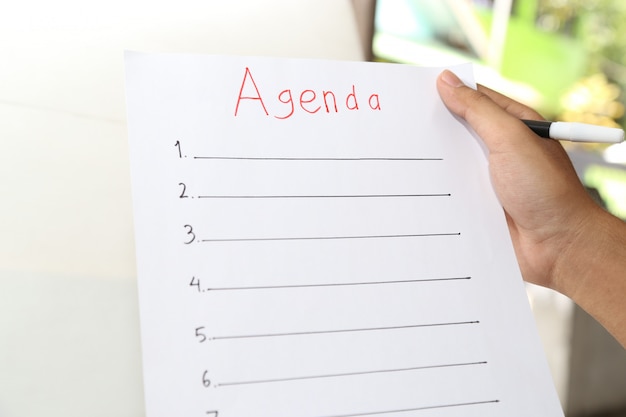 Hand, die Geschäftsagenda-Liste hält