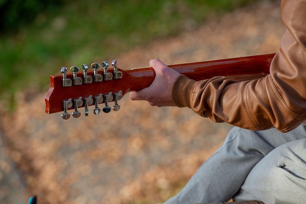 Hand, die Gitarre spielt