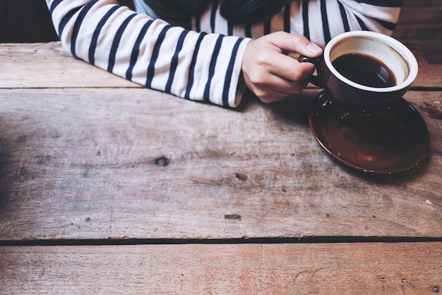 Hand, die heiße Kaffeetasse hält