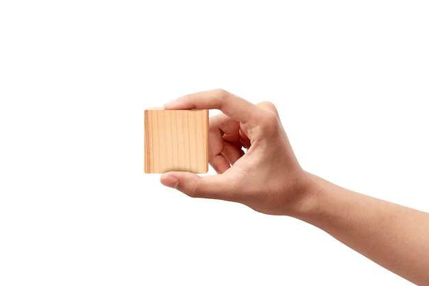 Hand, die Holzblockspielzeug lokalisiert über Weiß hält