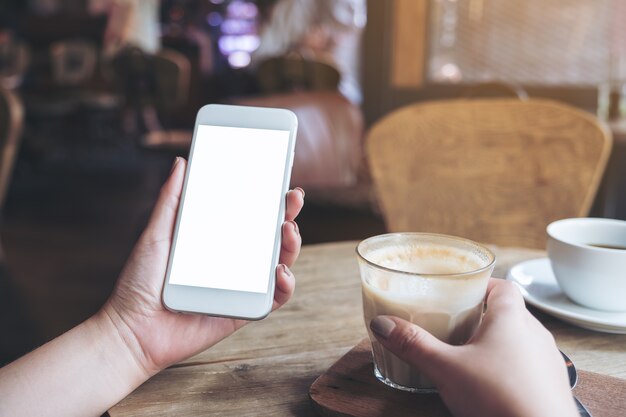 Hand, die intelligentes Telefon des Modells hält