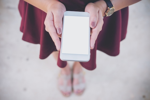 Hand, die intelligentes Telefon des Modells hält