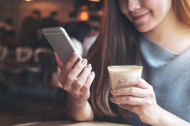 Hand, die intelligentes Telefon hält