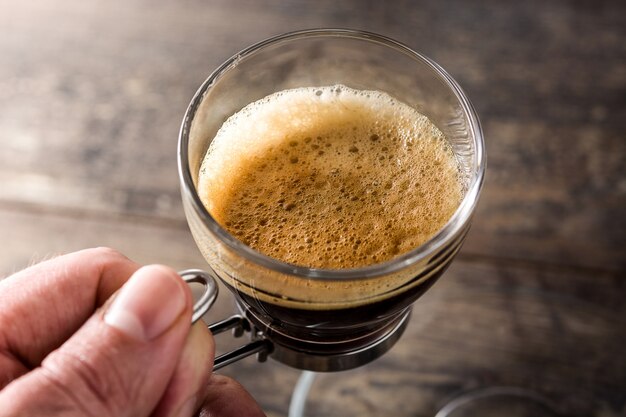 Hand, die Kaffeetasse hält