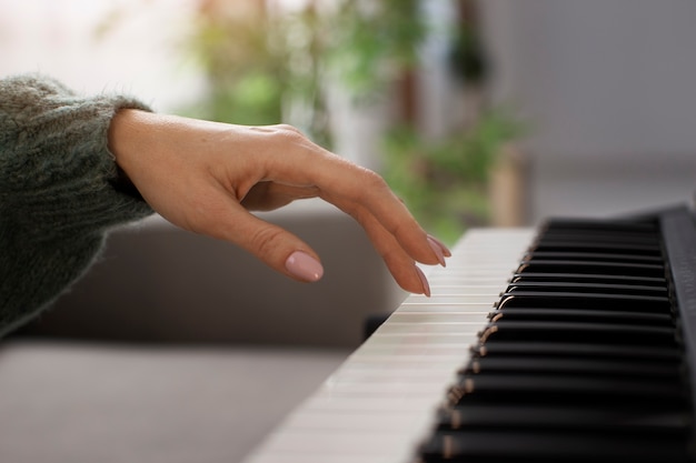 Foto hand, die klavierseitenansicht spielt