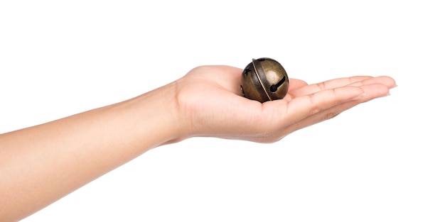 Hand, die kleine Glocke des Schlüsselrings lokalisiert auf weißem Hintergrund hält.