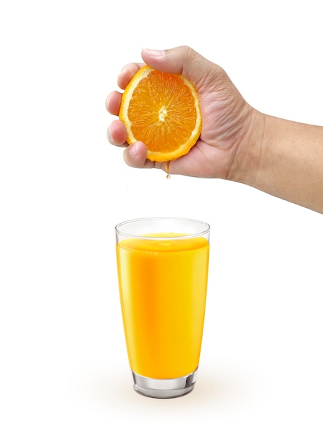 Hand, die Orange in Glas mit orangefarbenem Getränk auf weißem Hintergrund drückt