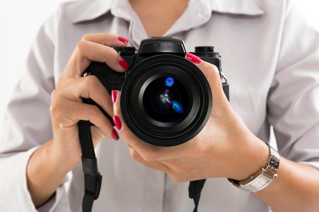 Hand, die schwarze Kamera mit 135 Filmen hält