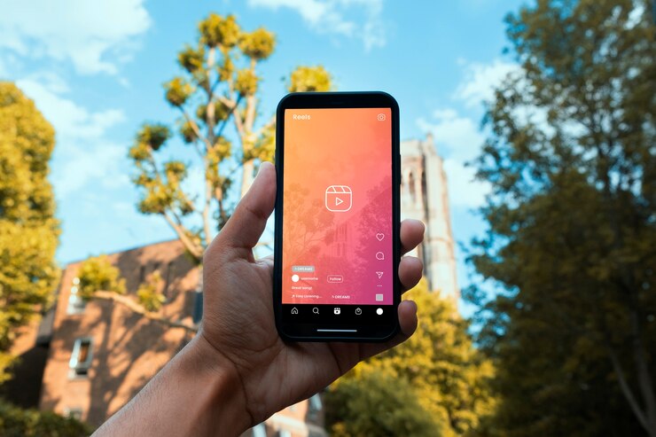 Foto hand, die smartphone in der natur hält