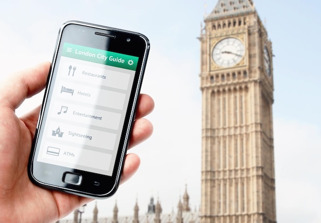 Hand, die Smartphone mit Stadtführer in London hält