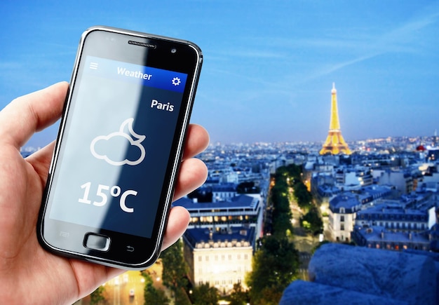 Hand, die Smartphone mit Wetter in Paris hält