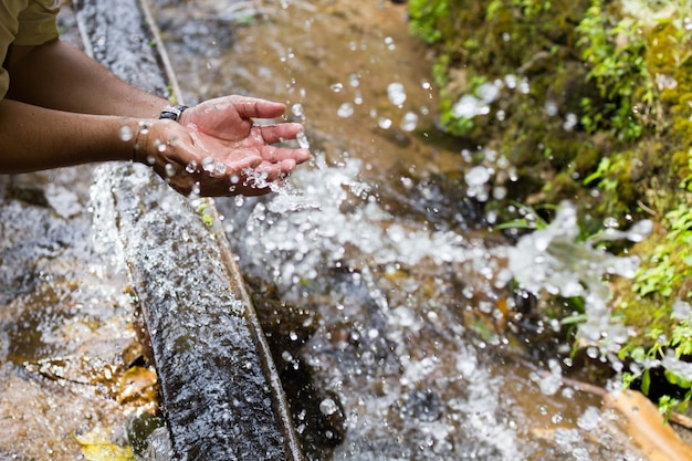 Hand, die Wasser spült