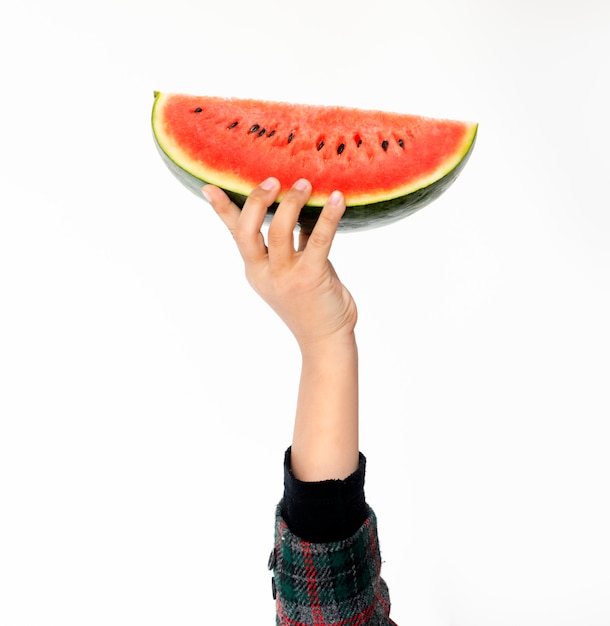 Hand, die Wassermelone auf weißem Hintergrund hält