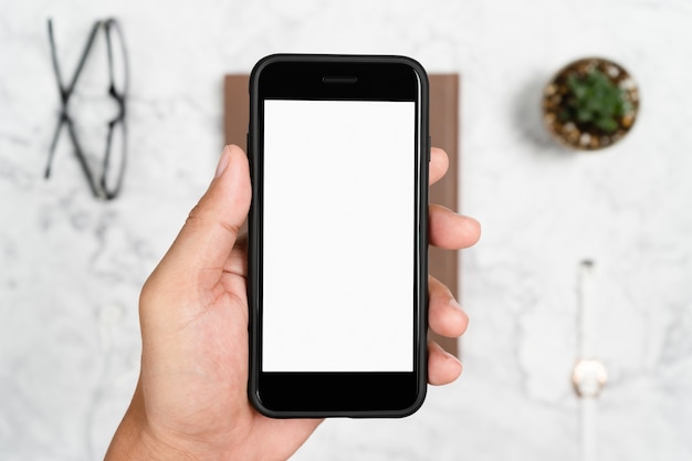 Hand, die weißen Schirm des Smartphone für Modelldesign oder APP-Anzeige hält
