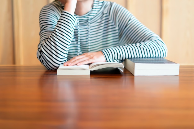 Hand, die zu Hause ein Buch hält