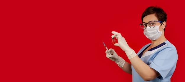 Hand eines Arztes oder einer Krankenschwester in Nitrilhandschuhen mit einer Spritzennadel