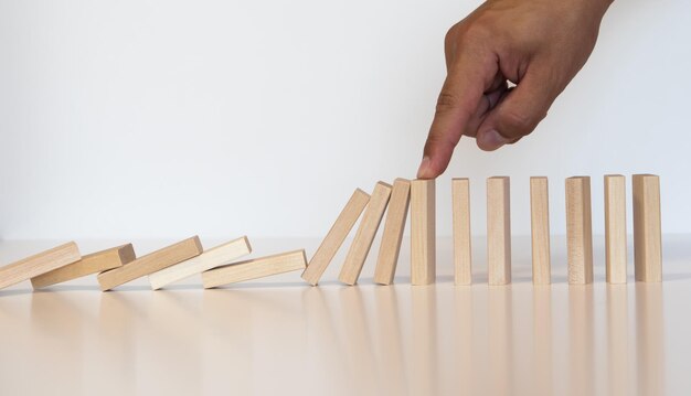 Foto hand eines mannes, der mit domino spielt