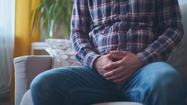 Foto hand eines reifen mannes, der den bauch hält, der an schmerzen, durchfall oder verdauungsproblemen leidet, ein weißer mann, der auf den bauch drückt, wenn er schmerzhaft ist.