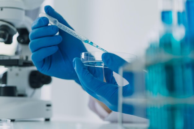 Hand eines Wissenschaftlers mit Reagenzglas und Kolben im blauen Bannerhintergrund des medizinischen Chemielabors