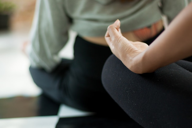 Hand female fitness meditation corpo de exercício de ioga em sala de aula