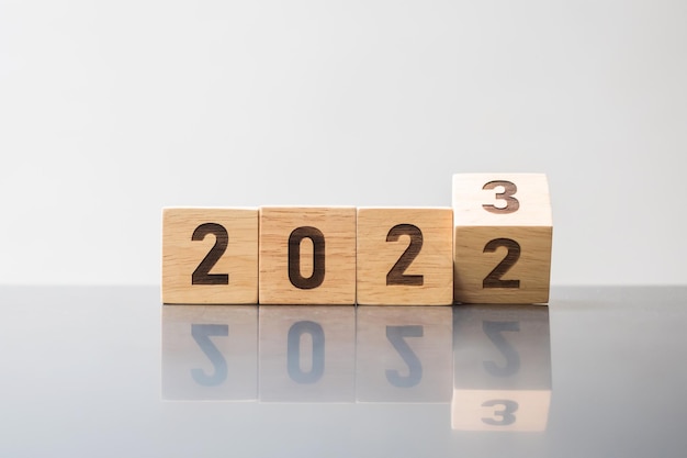 Hand flip meta de bloco de 2022 a 2023 Plano de estratégia de resolução motivação reinicialização previsão mudança contagem regressiva e conceitos de feriado de Ano Novo