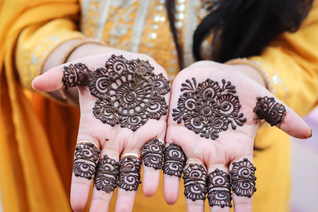 Foto hand geschmückt mit erstaunlichem henna-tattoo oder mehndi-kunst aus flachem winkel