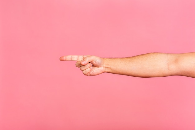 Hand gestikuliert Mann, der mit Zeigefinger auf virtuelles Objekt zeigt