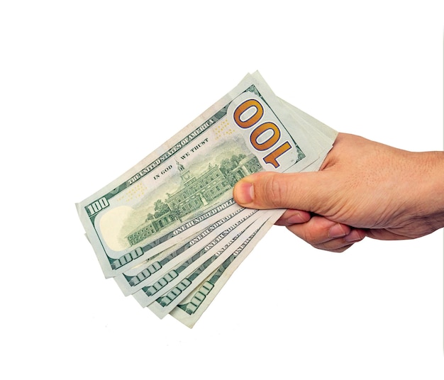 Hand hält 100-Dollar-Banknoten isoliert auf weißem Hintergrund mit Beschneidungspfad 500-Dollar-Nahaufnahme Der Mann hält fünfhundert US-Dollar in den Fingern