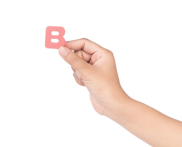 Hand hält Alphabet aus EVA-Schaum isoliert auf weißem Hintergrund