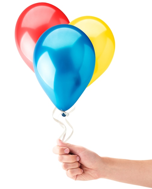 Hand hält bunte Ballons in Rot, Blau und Gelb isoliert auf weißem Hintergrund