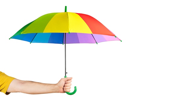 Hand hält bunten Regenschirm isoliert auf weißem Hintergrund