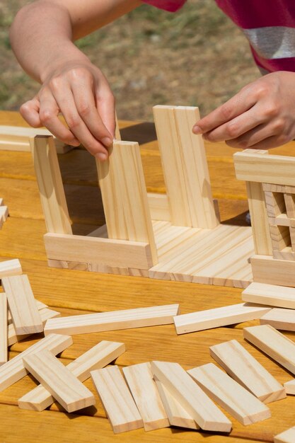 Foto hand hält ein holz-puzzle-element in der hand